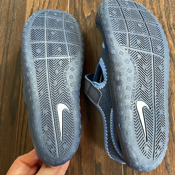 Nike - Picture 4 of 7